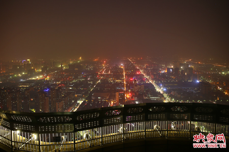 18：40鄭州沉浸在一片霧霾中，都市的燈光霧蒙蒙的，夜空看不到月亮的蹤跡。