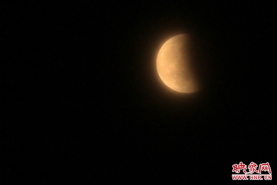 20：11夜空依然能見度很低，月亮看起來總是霧蒙蒙的。