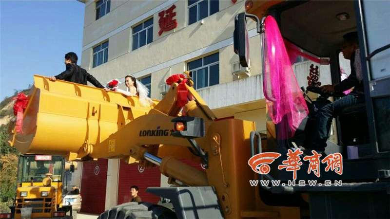 陜西小伙開8臺(tái)裝載機(jī)接新娘。