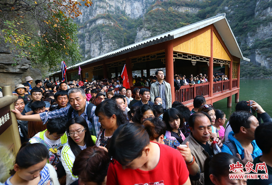 由于長時間擁擠不動，導(dǎo)致游客產(chǎn)生了焦躁的情緒
