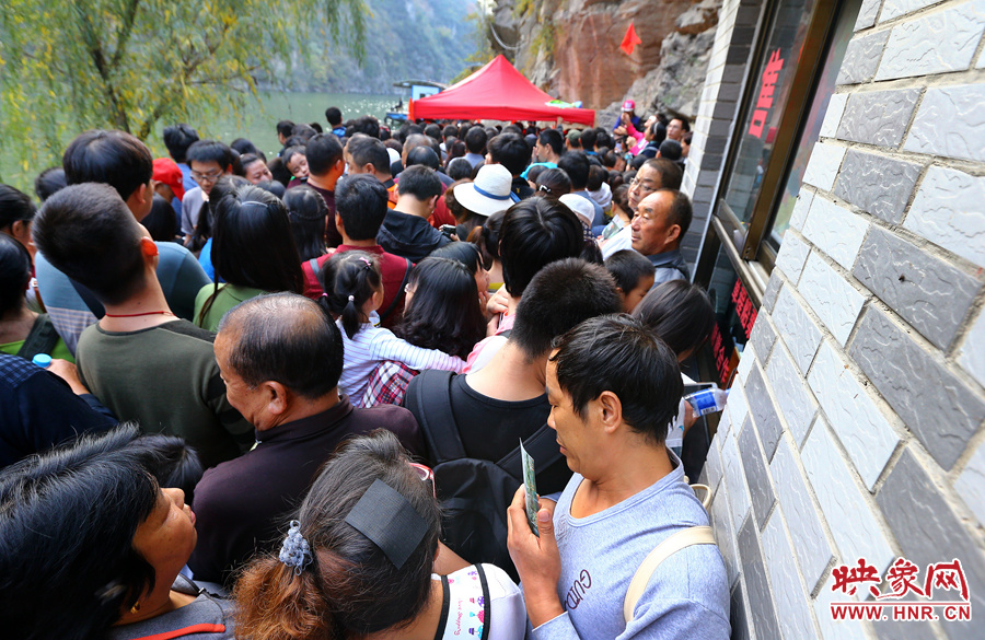 游船售票處前，游客被擠得無法轉(zhuǎn)身