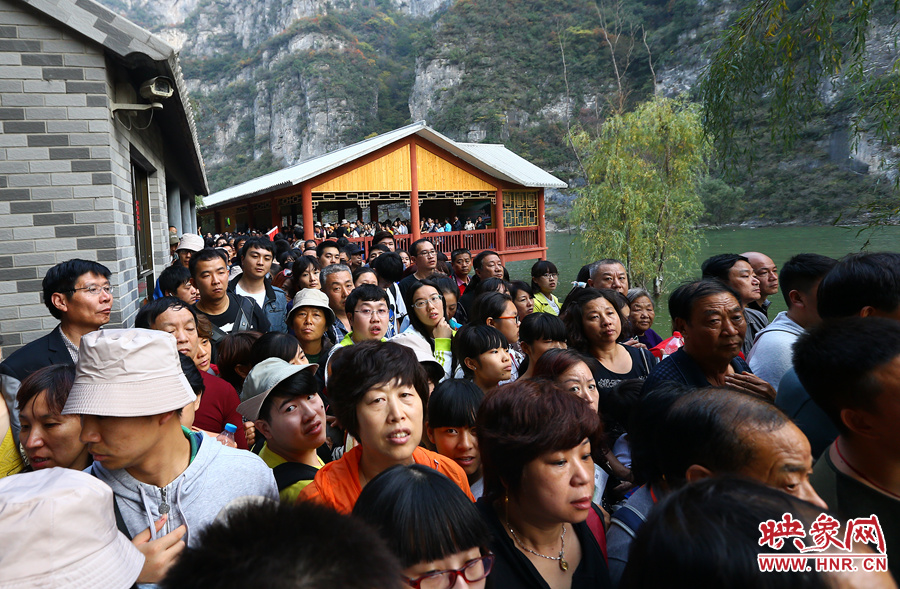 等待上船的碼頭上，游人擁擠不動
