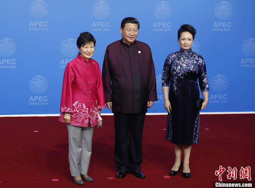 圖為習(xí)近平夫婦歡迎韓國(guó)總統(tǒng)樸槿惠。中新社發(fā) 杜洋 攝