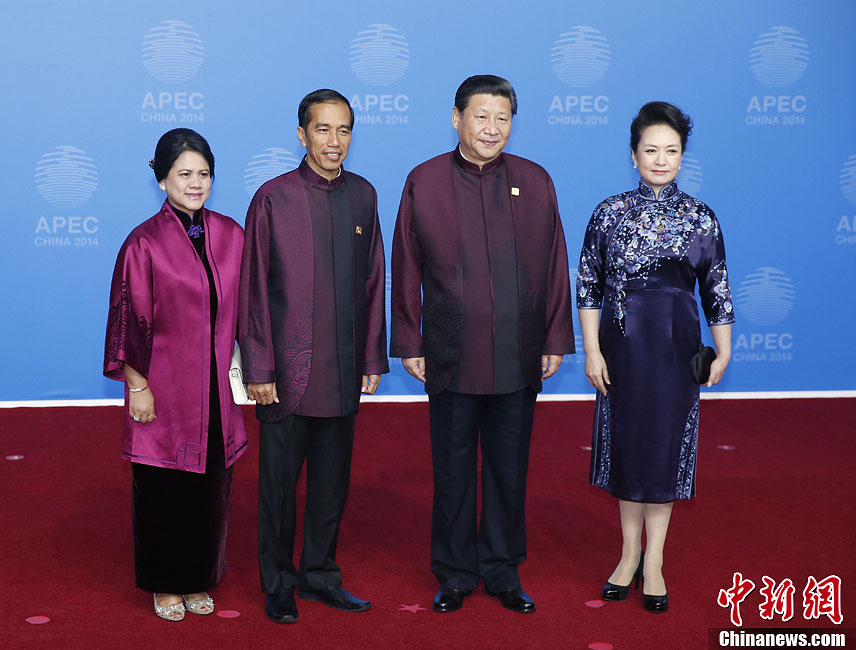 圖為習(xí)近平夫婦歡迎印度尼西亞總統(tǒng)佐科·維多多。中新社發(fā) 杜洋 攝