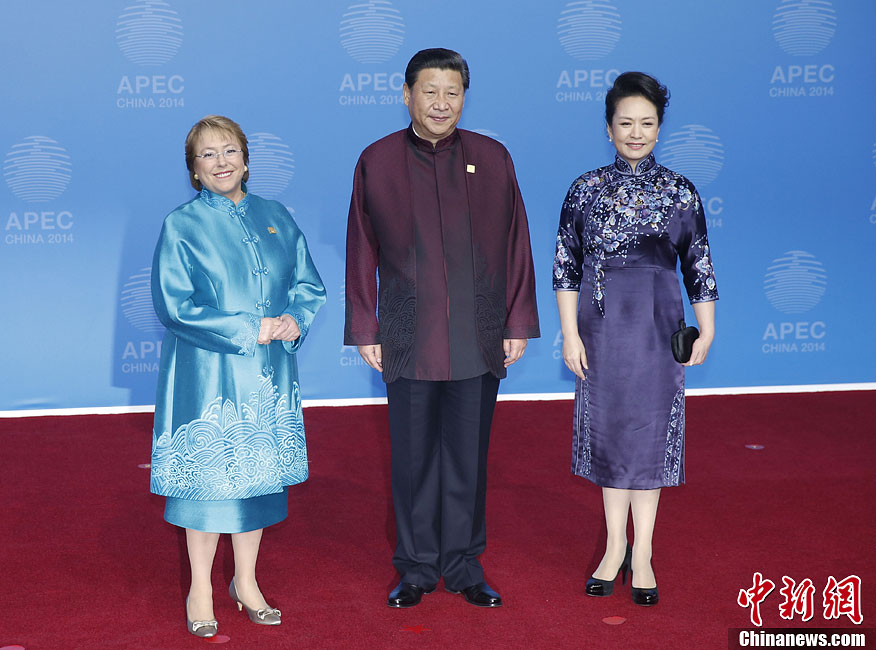 圖為習(xí)近平夫婦歡迎智利總統(tǒng)巴切萊特。中新社發(fā) 杜洋 攝