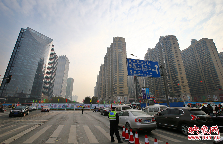 由于圍擋，汽車司機看不到對面的紅綠燈，車輛通行全靠交警現(xiàn)場指揮