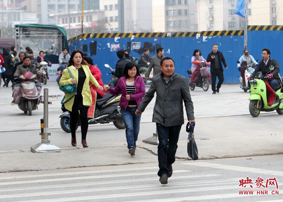 因為堵車，許多上班族飛奔在路上