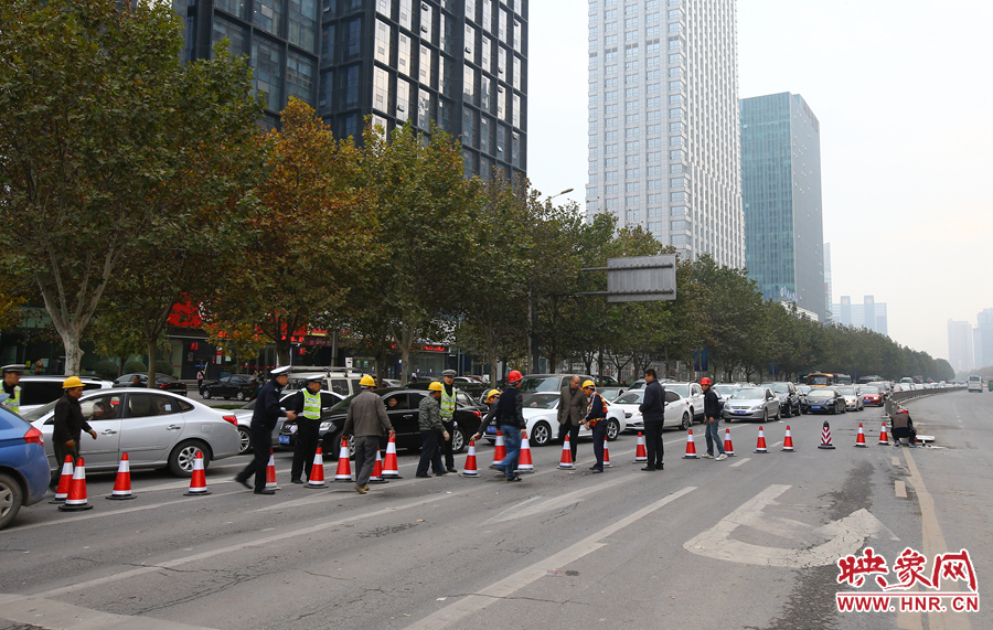早上高峰期到來前，交警和工作人員設置道路引導警示樁