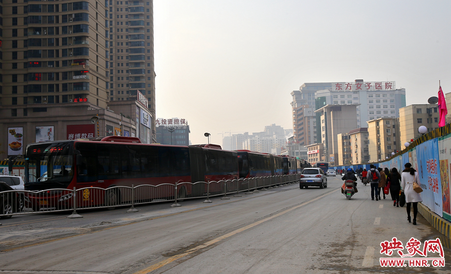 未來路道路兩邊施工，行人和非機動在機動車道路上通行