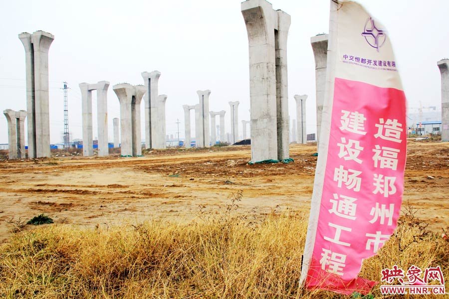 施工現(xiàn)場還插放著“建設暢通鄭州，造福鄭州市民”的條幅。
