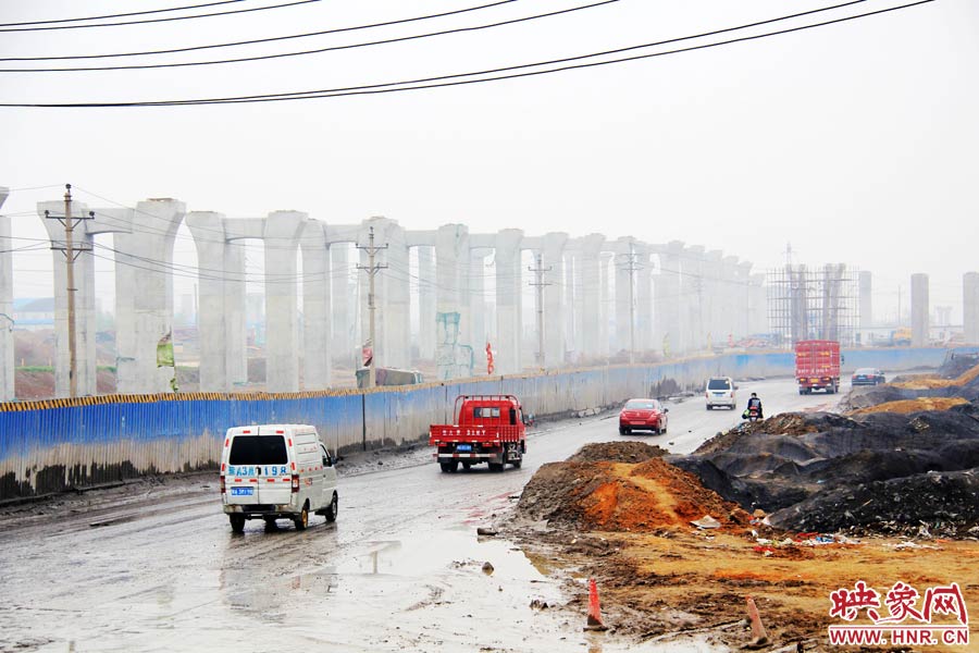 鄭平路柴郭轉(zhuǎn)盤處以及圍擋兩邊預留的道路坑坑洼洼，無人維護，造成事故頻發(fā)，經(jīng)常堵車。