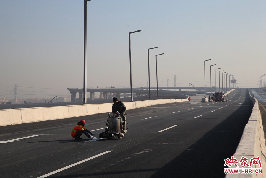 部門路段工人正在噴畫道路標(biāo)線。