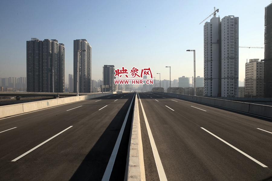 隴海高架過西三環(huán)進入市區(qū)。