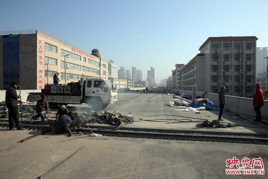 由西向東方向，嵩山南路出口以東，仍在緊張施工中。