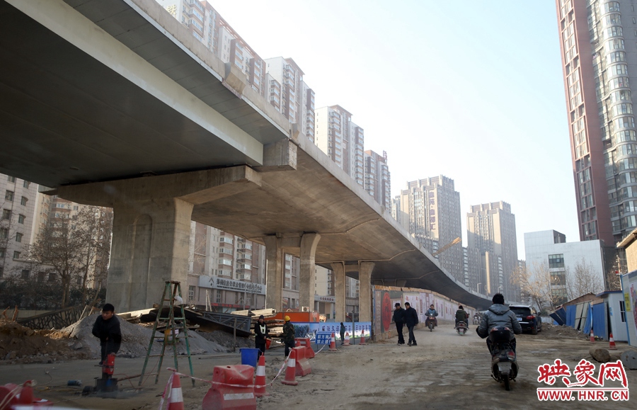 由西向東方向，嵩山南路出口以東，仍在緊張施工中。