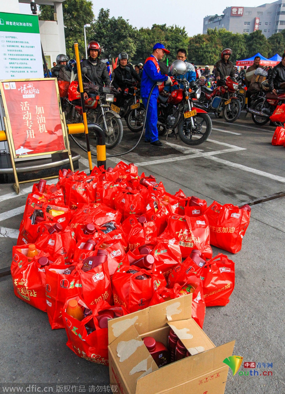 2015年2月10日，廣東佛山，順德龍山加油站為返鄉(xiāng)摩托車免費(fèi)加油。