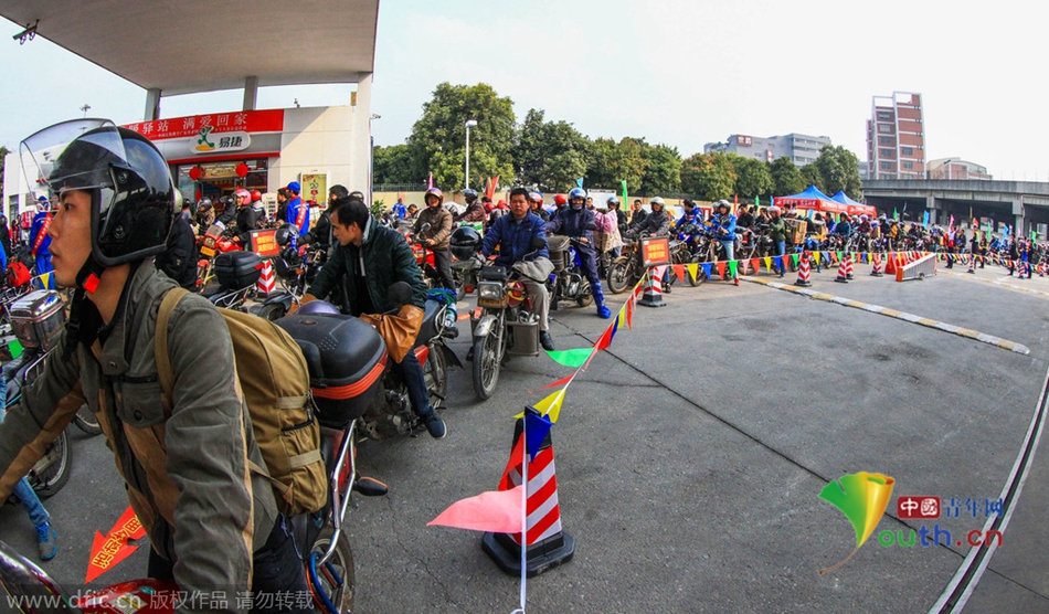 2015年2月10日，廣東佛山，順德龍山加油站為返鄉(xiāng)摩托車免費(fèi)加油。