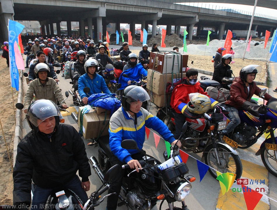 2015年2月10日，廣東佛山，順德龍山加油站為返鄉(xiāng)摩托車免費(fèi)加油。