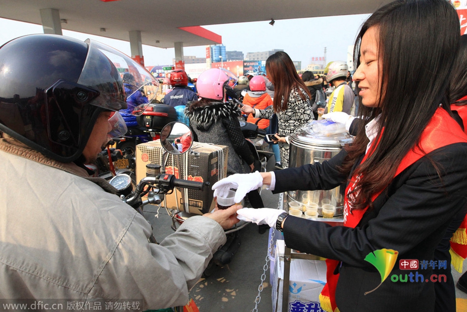 2015年2月10日，廣東佛山，順德龍山加油站為返鄉(xiāng)摩托車免費(fèi)加油。