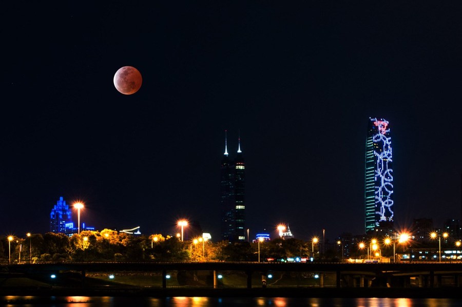 4月4日，深圳，月全食，一輪紅月亮現(xiàn)身夜空。（合成）鄧飛/CFP