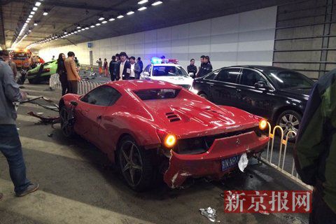 一輛蘭博基尼與一輛法拉利發(fā)生事故，現(xiàn)場狀況慘烈