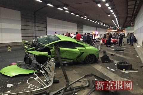 一輛蘭博基尼與一輛法拉利發(fā)生事故，現(xiàn)場狀況慘烈