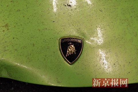 一輛蘭博基尼與一輛法拉利發(fā)生事故，現(xiàn)場狀況慘烈