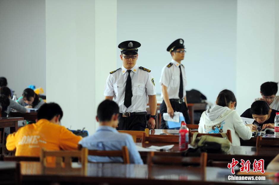 5月8日，武漢輕工大學(xué)圖書館保安黃凱、萬文杰在圖書館巡查。中新社發(fā) 張暢 攝