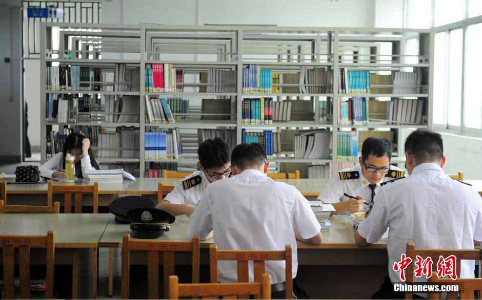5月8日，武漢輕工大學(xué)保安黃凱在圖書館巡查。中新社發(fā) 張暢 攝