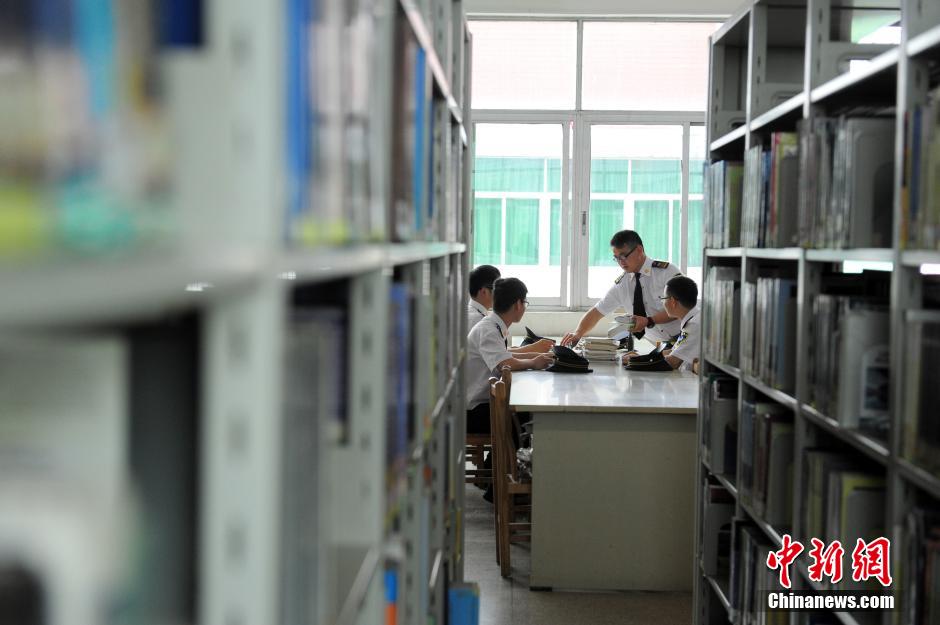 5月8日，武漢輕工大學(xué)保安吳濤、江力、黃凱、萬文杰在圖書館學(xué)習(xí)中。中新社發(fā) 張暢 攝