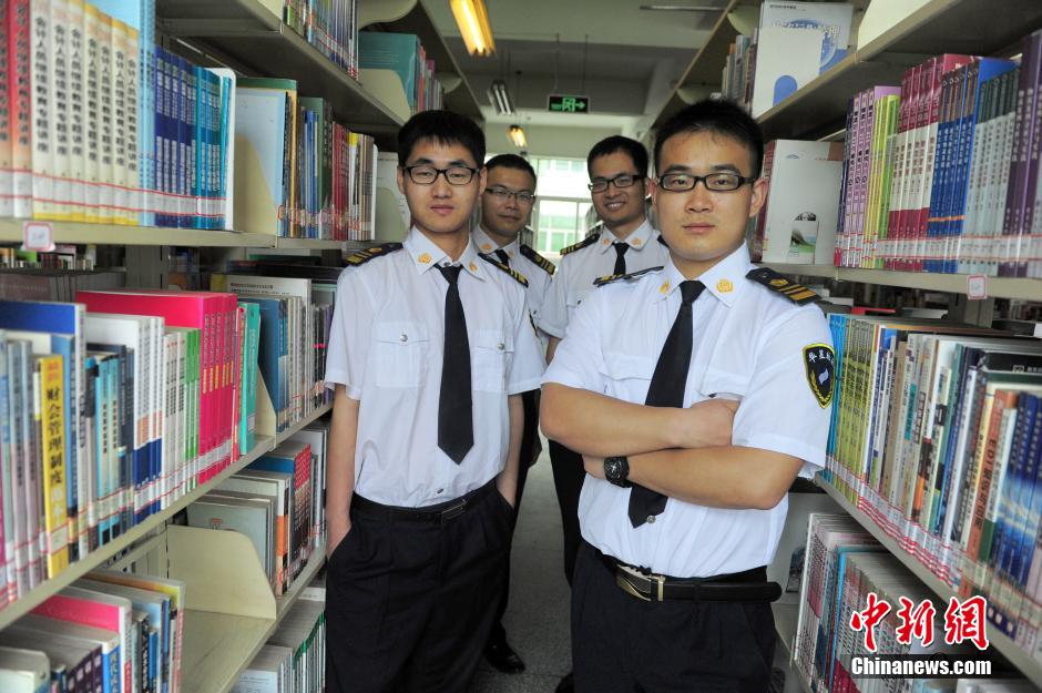 　5月8日，武漢輕工大學(xué)圖書館保安吳濤、江力、黃凱、萬文杰。中新社發(fā) 張暢 攝