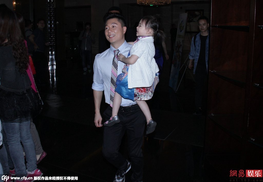 近日李小鵬抱女兒快步離開活動現場。
