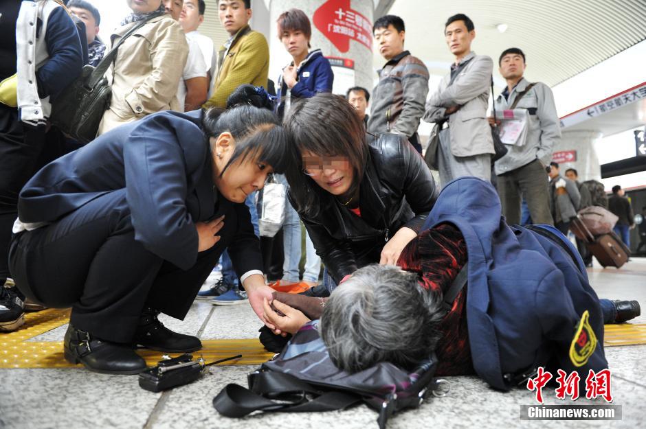 74歲老太地鐵站臺(tái)摔倒稱“有老保，不訛人”