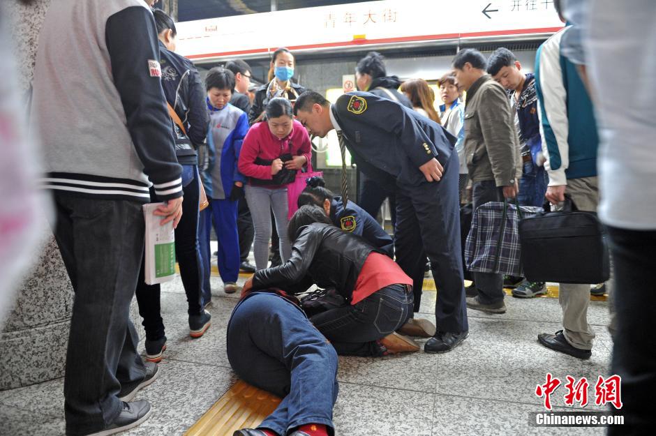 74歲老太地鐵站臺(tái)摔倒稱“有老保，不訛人”
