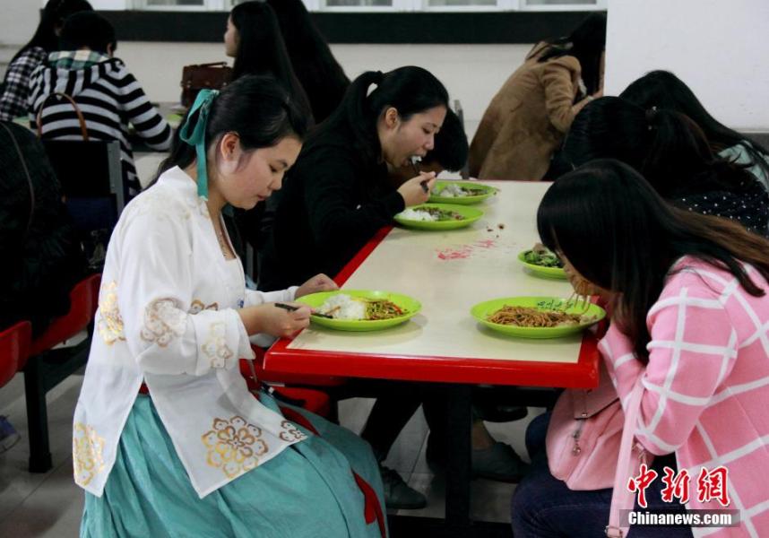 圖為穿漢服在食堂吃飯的胡雅潔。
