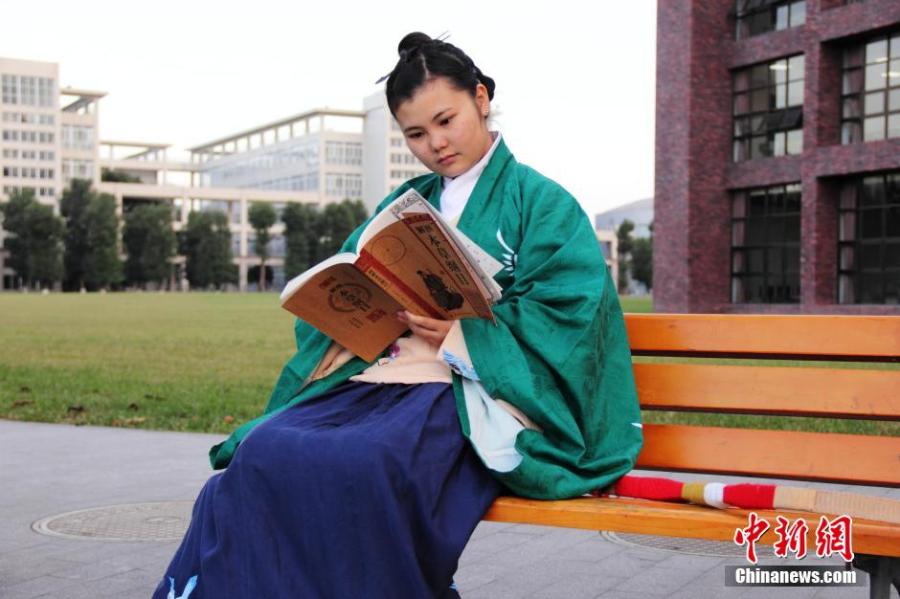 穿漢服在校園讀書的胡雅潔。