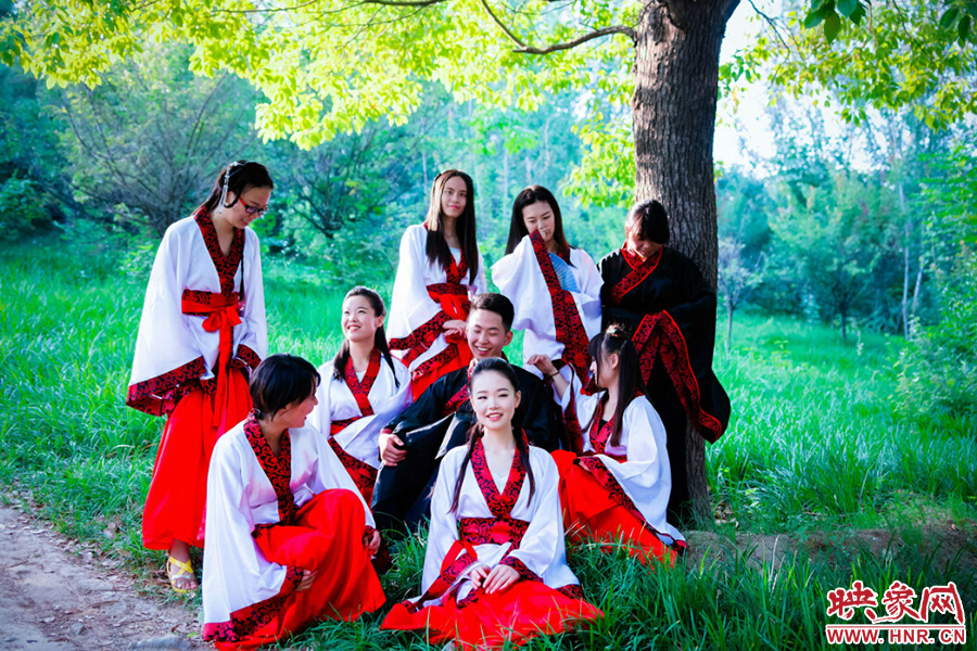 這片樹(shù)蔭留下我們太多的歡聲笑語(yǔ)。