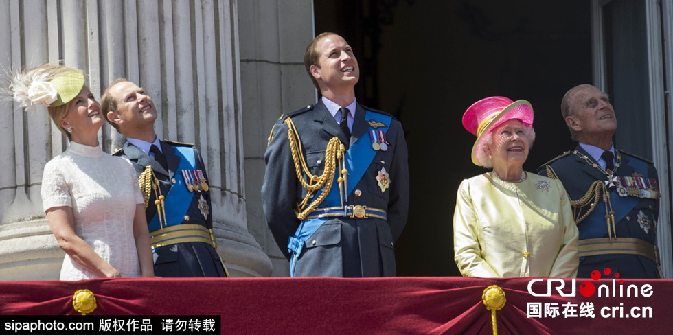 英國女王伊麗莎白二世攜眾王室成員觀看空軍飛行表演。