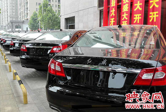 路邊一棟樓上懸掛著二三十條紅色條幅，全部是祝賀一家公司開業(yè)的。