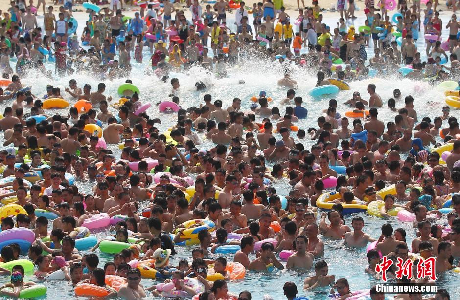 8月1日，民眾扎堆在南京湯山歡樂水魔方水上樂園戲水，享受“冰火兩重天”的涼爽和激情。連日來，中國大部分地區(qū)迎來高溫天氣。