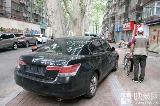 男子的車牌因是外地牌照，被小偷盜走。