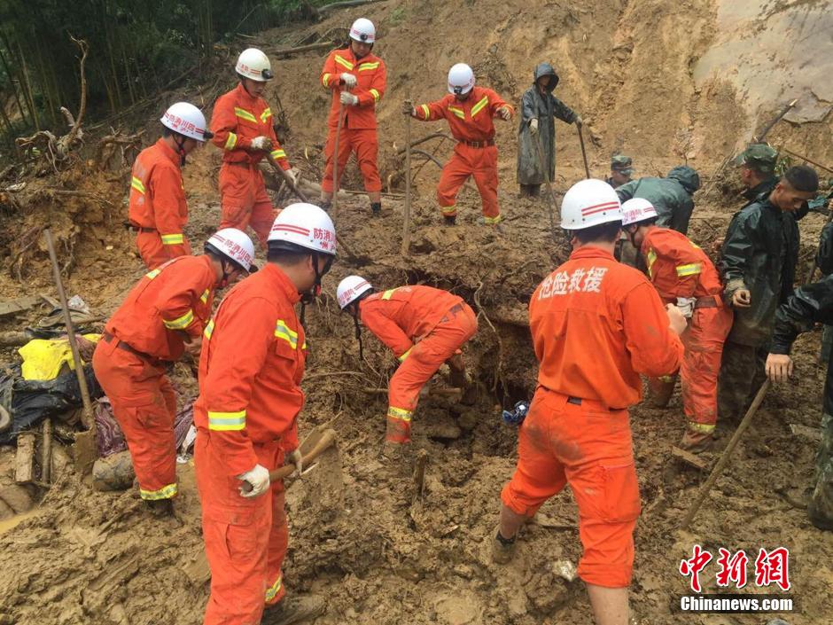 8月19日，救援人員正在全力搜尋被埋遇難者