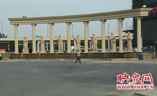 在這個(gè)“凱旋門(mén)”前是一處噴泉景觀。