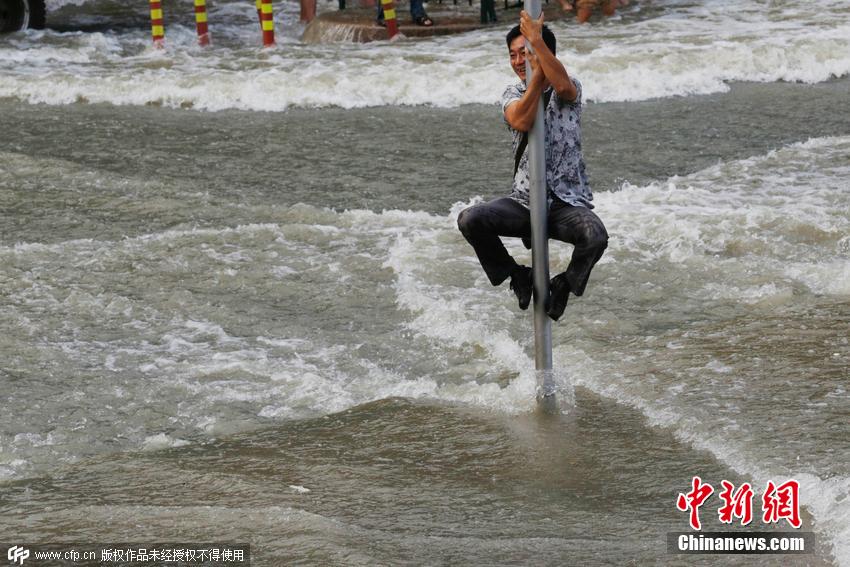 杭州錢塘江珊瑚沙水庫段，兇猛的“鬼王潮”沖上岸來