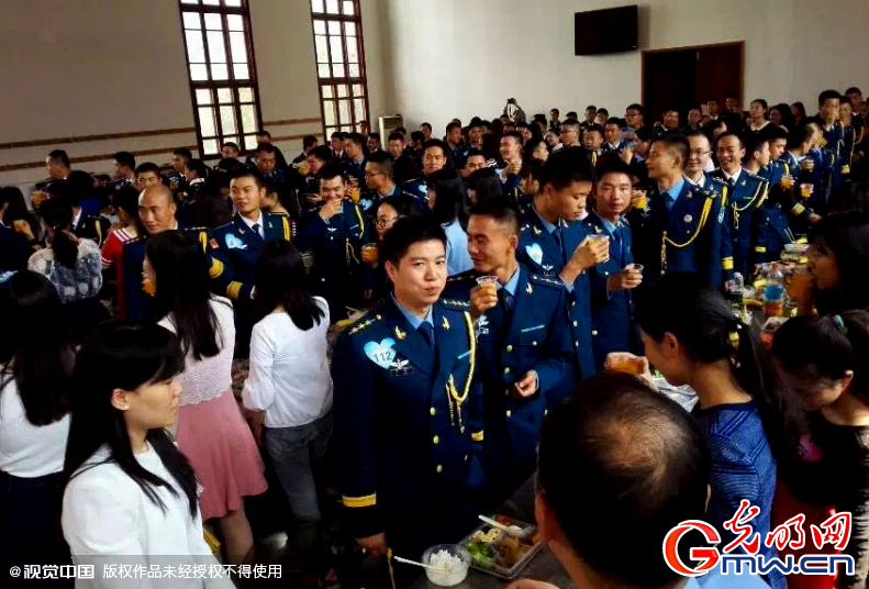 湖北武漢，“嫁人就嫁解放軍”，每年一屆的武漢軍旅姻緣會17日在駐漢空軍某指揮所文化活動中心舉行