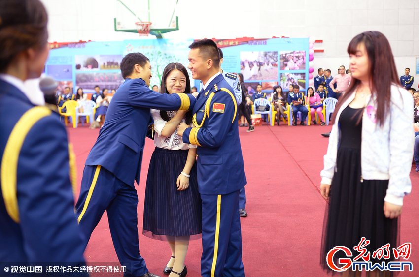 湖北武漢，“嫁人就嫁解放軍”，每年一屆的武漢軍旅姻緣會17日在駐漢空軍某指揮所文化活動中心舉行
