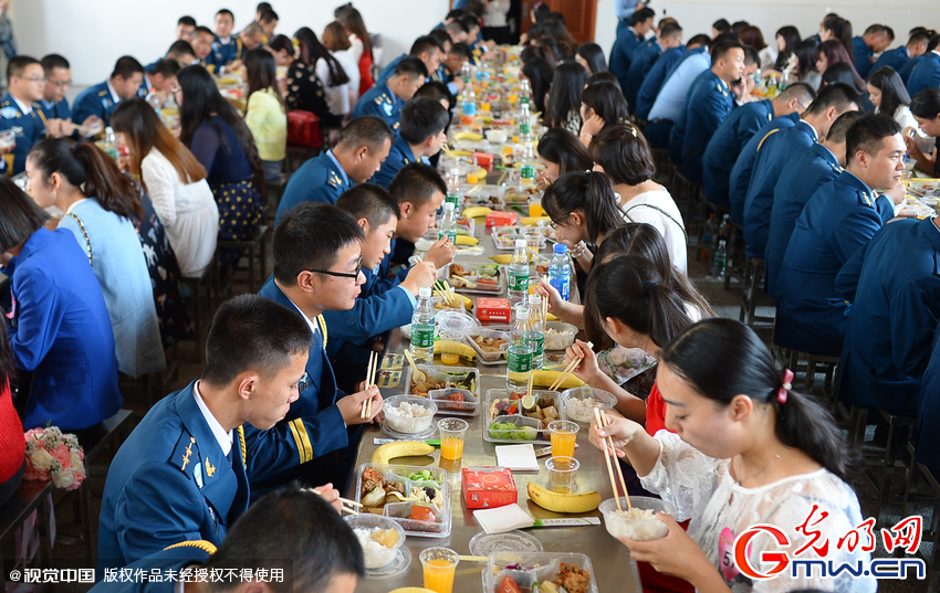 湖北武漢，“嫁人就嫁解放軍”，每年一屆的武漢軍旅姻緣會17日在駐漢空軍某指揮所文化活動中心舉行