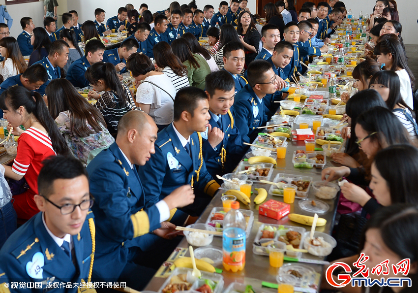 湖北武漢，“嫁人就嫁解放軍”，每年一屆的武漢軍旅姻緣會17日在駐漢空軍某指揮所文化活動中心舉行