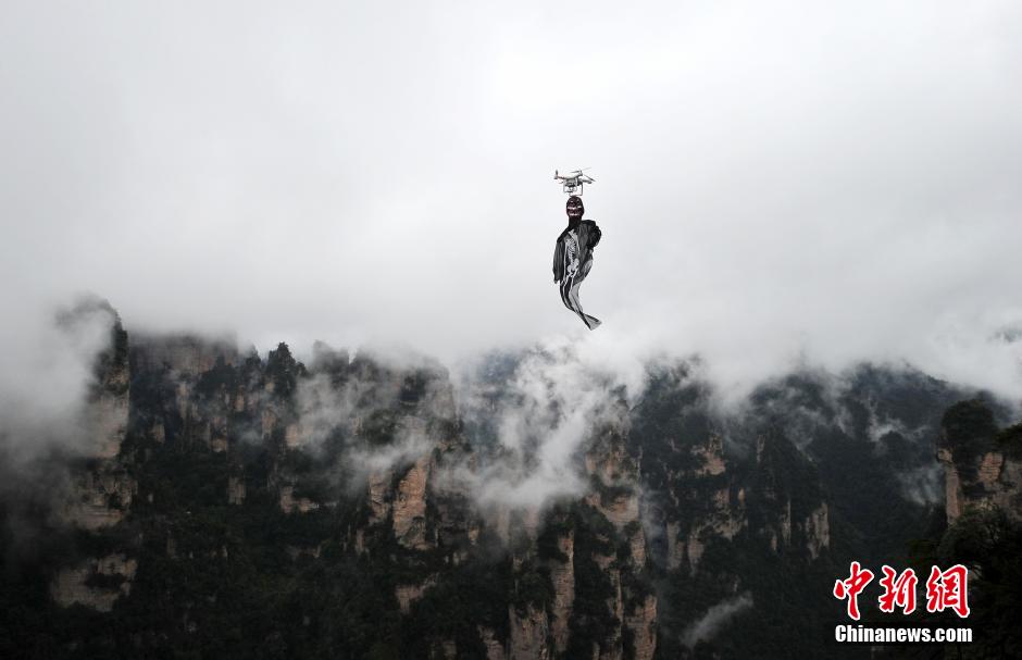 5名來(lái)自西安的大學(xué)生來(lái)到湖南張家界武陵源百龍?zhí)焯菥皡^(qū)為游客們上演了一場(chǎng)“萬(wàn)圣空中幽靈秀”。