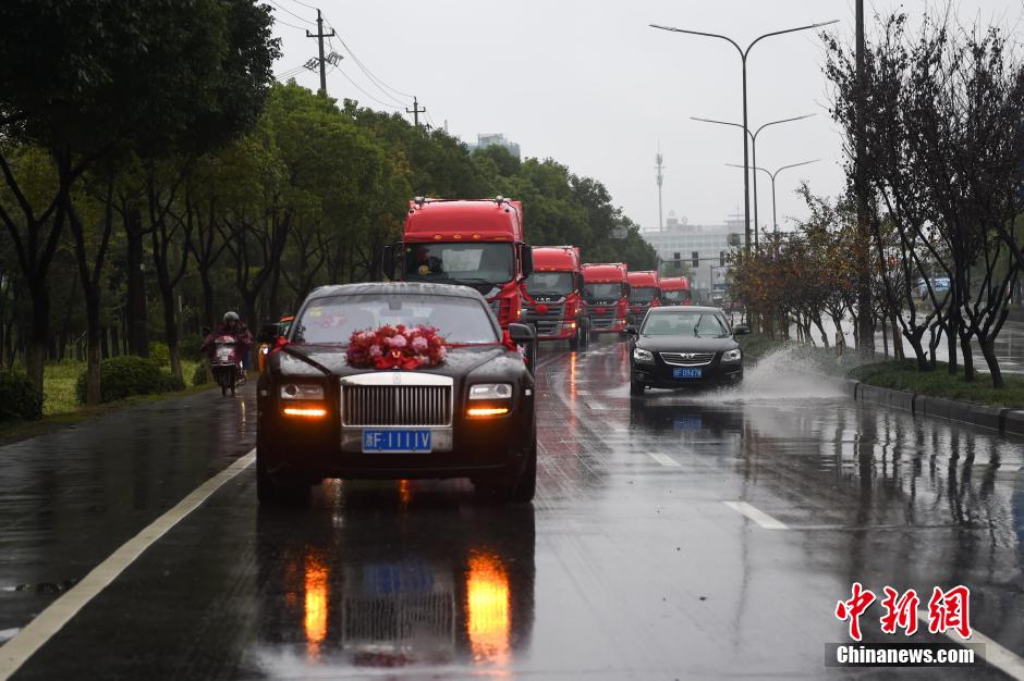 浙江現(xiàn)“霸氣”婚車(chē)隊(duì) 一輛勞斯萊斯引領(lǐng)八輛“大卡”